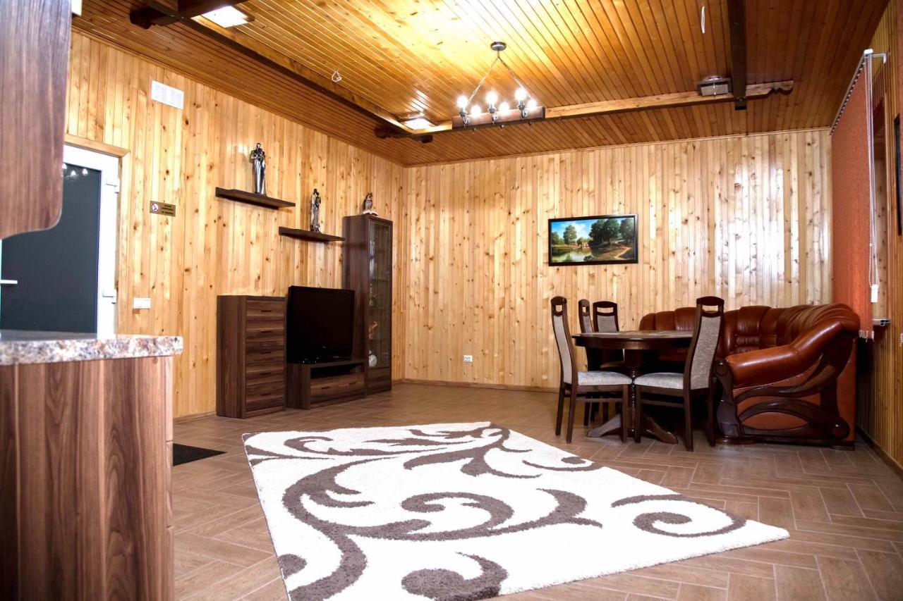 Вілія Hotel Lomacineţi Екстериор снимка